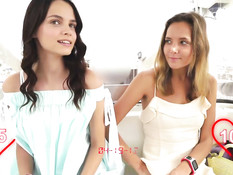 Симпатичные девки мастурбируют вибраторами на колесе обозрения