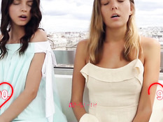 Симпатичные девки мастурбируют вибраторами на колесе обозрения