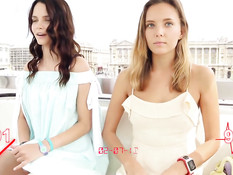 Симпатичные девки мастурбируют вибраторами на колесе обозрения