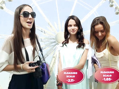 Симпатичные девки мастурбируют вибраторами на колесе обозрения