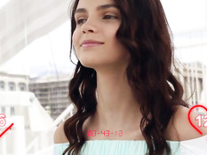 Симпатичные девки мастурбируют вибраторами на колесе обозрения