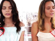 Симпатичные девки мастурбируют вибраторами на колесе обозрения