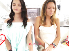 Симпатичные девки мастурбируют вибраторами на колесе обозрения