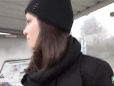 Познакомился на улице с молодой брюнеткой и оттрахал в трусиках