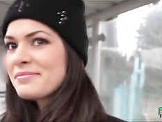 Познакомился на улице с молодой брюнеткой и оттрахал в трусиках