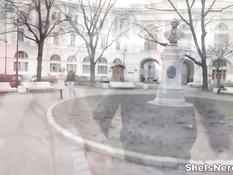 Встретился с молодой очкастой русской девкой и отодрал на кровати