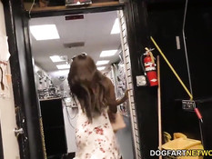 Чёрные шлюшки Jezabel Vessir и Sarah Banks ебутся с белым парнем