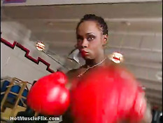 Негритянка бодибилдерша Dayana Cadeau боксирует в голом виде