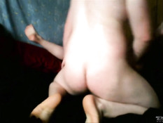 Жена в сиреневом белье в стрингах ебётся с мужем в позе наездницы