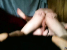 Жена в сиреневом белье в стрингах ебётся с мужем в позе наездницы