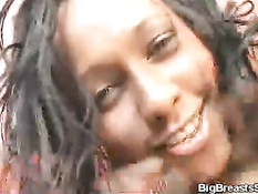 Сиськастая негритянка с интимной стрижкой прыгает на белом члене