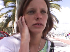 Немецкая девушка с пирсингом в носу согласилась показать киску