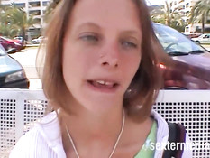 Немецкая девушка с пирсингом в носу согласилась показать киску