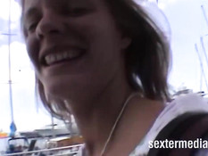 Немецкая девушка с пирсингом в носу согласилась показать киску