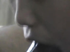 Азиатская шалава на кровати отсасывает член чёрному бойфренду