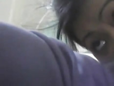 Азиатская шалава на кровати отсасывает член чёрному бойфренду