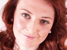 Рыжая девчонка дрочит фотографу пенис и даёт оттрахать в пизду