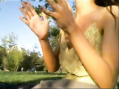 Девушка обнажается в онлайн порно чате на фоне цветущего леса
