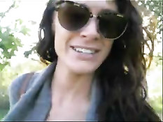 Девушка обнажается в онлайн порно чате на фоне цветущего леса