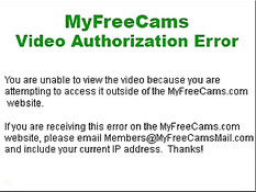 Девушка обнажается в онлайн порно чате на фоне цветущего леса