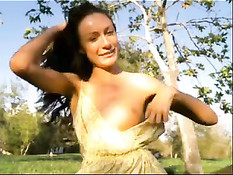 Девушка обнажается в онлайн порно чате на фоне цветущего леса