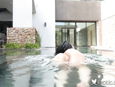 Страстная брюнетка Jayden Lee натёрла тело маслом и дала в анал