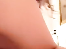 Голая девушка включила видеокамеру и вставила хвост в задницу