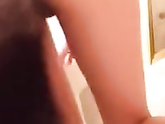 Голая девушка включила видеокамеру и вставила хвост в задницу