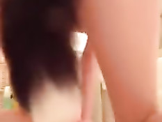 Голая девушка включила видеокамеру и вставила хвост в задницу