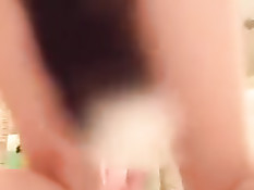 Голая девушка включила видеокамеру и вставила хвост в задницу