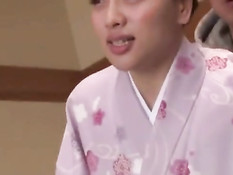 Японская гейша задирает кимоно и ебётся с мужчиной в позе раком