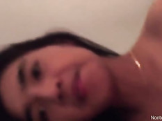 21-летняя девушка из Индонезии ебётся с парнем в позе наездницы