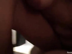 21-летняя девушка из Индонезии ебётся с парнем в позе наездницы