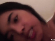 21-летняя девушка из Индонезии ебётся с парнем в позе наездницы