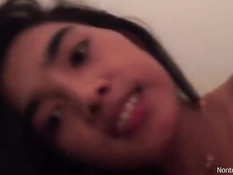 21-летняя девушка из Индонезии ебётся с парнем в позе наездницы