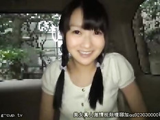 Японская девка с косичками отсасывает и ебётся с парнем в машине