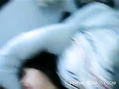 Молодой человек засадил член в волосатую киску азиатской девке