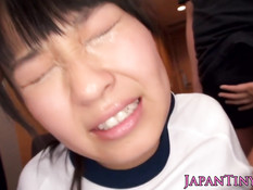 Группа похотливых мужчин трахает японскую девушку вибраторами