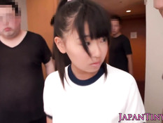 Группа похотливых мужчин трахает японскую девушку вибраторами