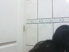 Девка с большой грудью мастурбирует в ванной и снимает на видео