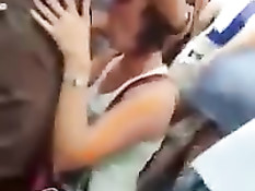 Шалава встаёт на колени и отсасывает приятелю член на карнавале