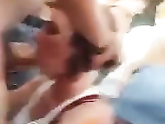 Шалава встаёт на колени и отсасывает приятелю член на карнавале