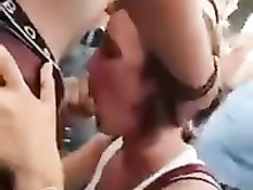 Шалава встаёт на колени и отсасывает приятелю член на карнавале