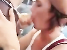 Шалава встаёт на колени и отсасывает приятелю член на карнавале