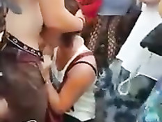 Шалава встаёт на колени и отсасывает приятелю член на карнавале