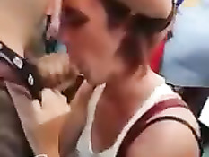 Шалава встаёт на колени и отсасывает приятелю член на карнавале