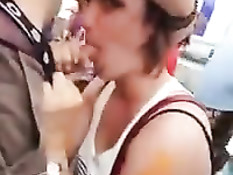 Шалава встаёт на колени и отсасывает приятелю член на карнавале