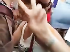 Шалава встаёт на колени и отсасывает приятелю член на карнавале