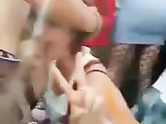 Шалава встаёт на колени и отсасывает приятелю член на карнавале