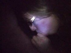 Светловолосая девка в очках с наслаждением сосёт длинный член